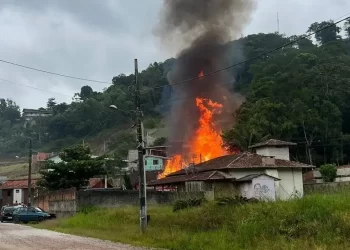 Casa pega fogo e menina de 4 anos morre carbonizada em Brusque