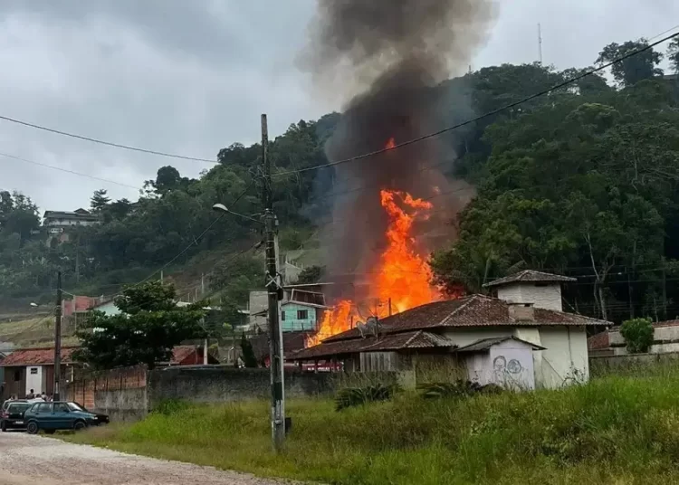 Menina de 4 anos morre carbonizada