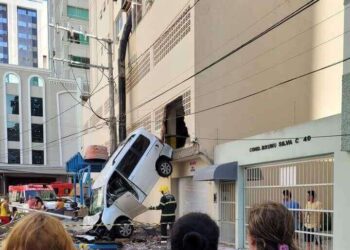 Carro cai de garagem de prédio e deixa uma mulher ferida em Balneário Camboriú