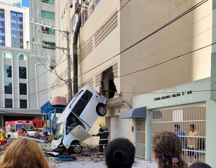 Carro cai de garagem de prédio e deixa uma mulher ferida em Balneário Camboriú