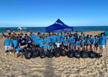 Voluntários recolhem lixo de três praias de Balneário Camboriú