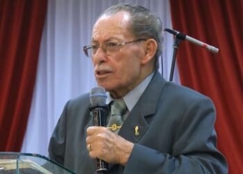 Quadro com foto do pastor Cesino é jogado no lixo pela nova diretoria dos Gideões