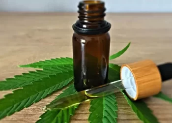 Rede de farmácias droga Raia recebe autorização da Anvisa para vender canabidiol