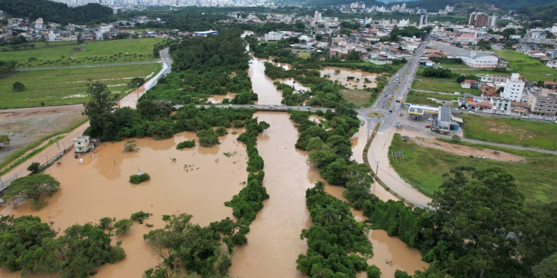 Camboriú recebe doações para ajudar famílias atingidas pela chuva