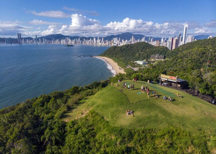 Piloto de parapente morre após queda no Morro do Careca em Balneário Camboriú