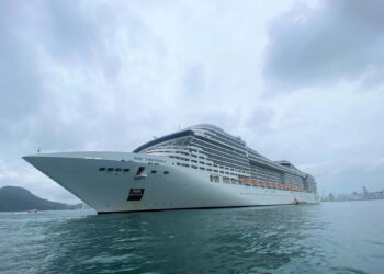 Cruzeiro com artistas marca o fim da temporada em Balneário Camboriú