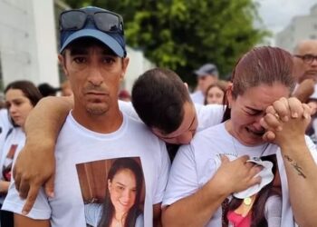 Família da jovem morta por dengue em Balneário Camboriú faz manifestação e pede justiça