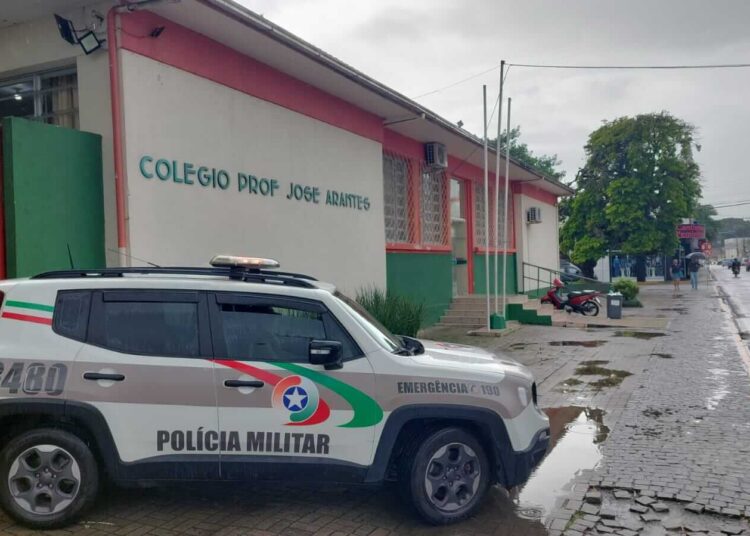 Adolescente é flagrado com arma