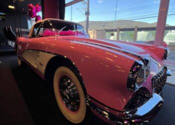 Corvette da Barbie está em exposição no Classic Car Show em Balneário Camboriú