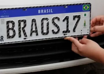 Placas de carros podem voltar a informar cidade e estado