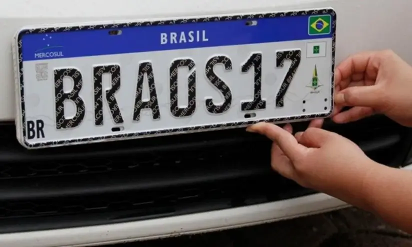 Placas de carros podem voltar a informar cidade e estado