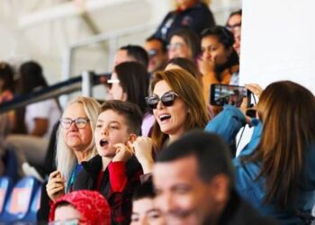 Ana Hickmann apresentadora da Record curte Beto Carrero World com a família