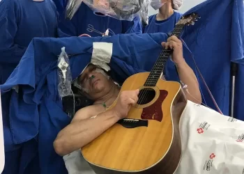 Paciente canta e toca violão durante cirurgia para retirada de tumor cerebral em hospital SUS