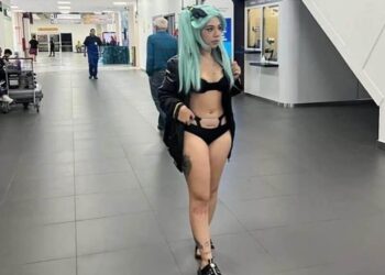 Mulher vestida de cosplay de anime é barrada no aeroporto de Navegantes