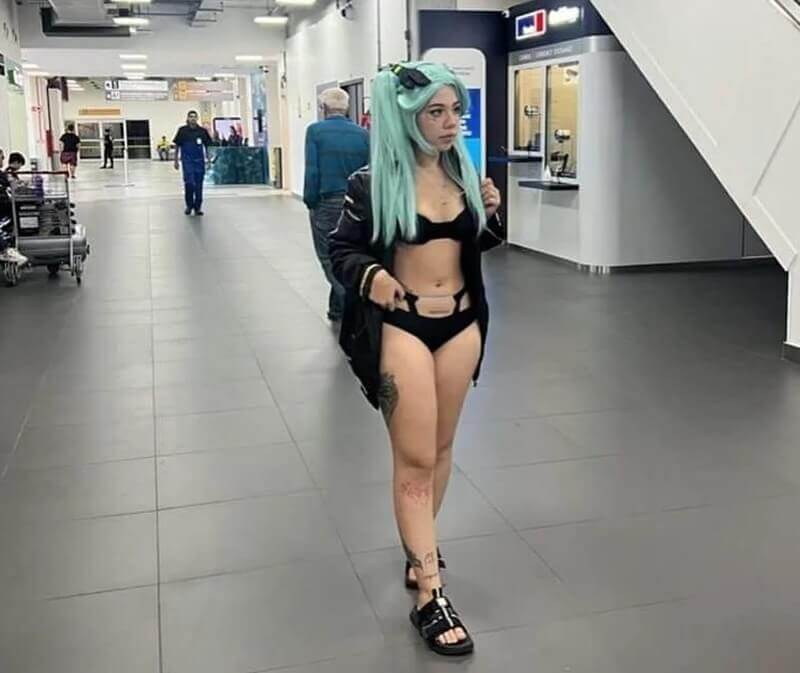 Mulher vestida de cosplay