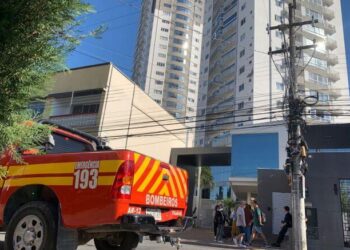 Mulher cai de prédio no centro de Itajaí