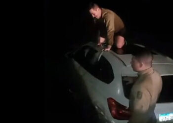 Vídeo: motorista de BMW foge de barreira policial e se joga no mar com o carro