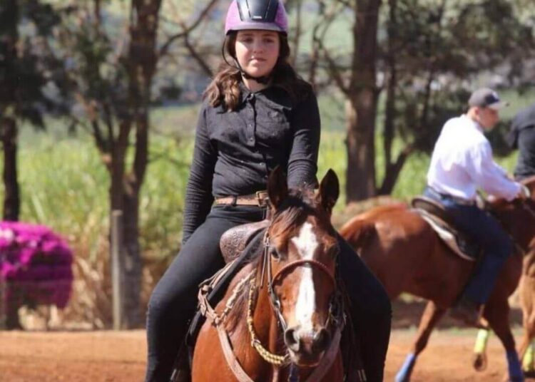 Menina cai de cavalo em Camboriú