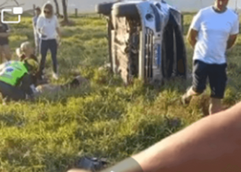Carro capota na estrada geral dos Macacos em Camboriú