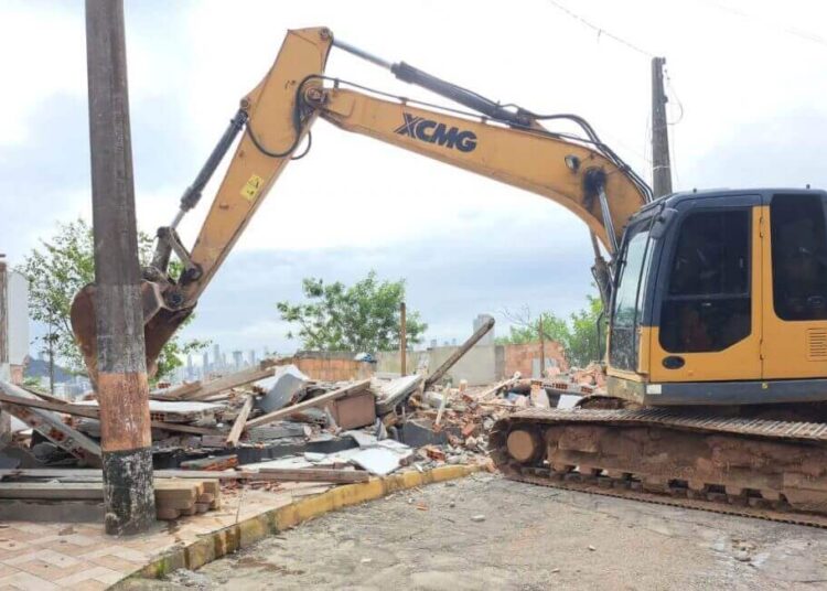 Demolição de casas em áreas invadidas