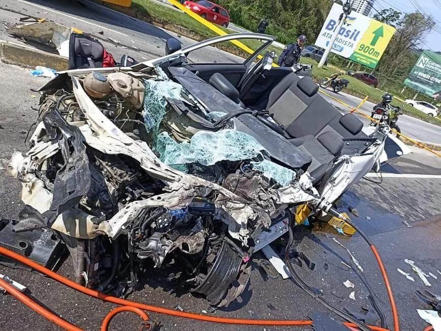 Acidente entre carro e ônibus