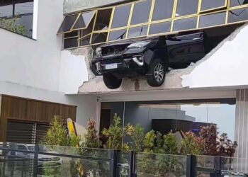 Carro fica suspenso após bater na parede de prédio em Balneário Camboriú