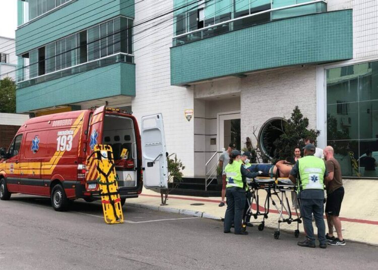 Homem é atingido por barril de chopp