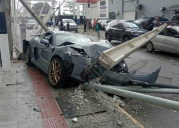 FOTOS: Porsche de quase R$ 1 milhão bate contra poste em Itapema; suposto racha