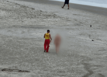 Idosa é flagrada nua na Praia Central em Balneário Camboriú