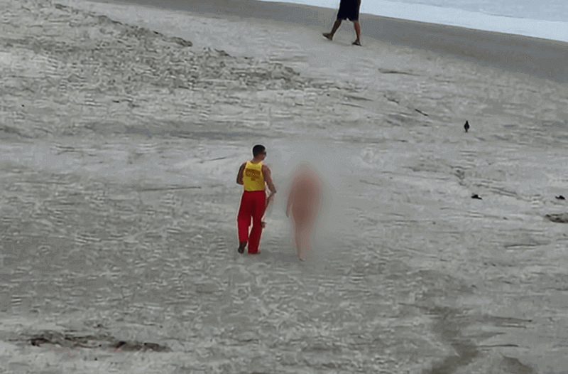 Idosa é flagrada nua na Praia Central em Balneário Camboriú