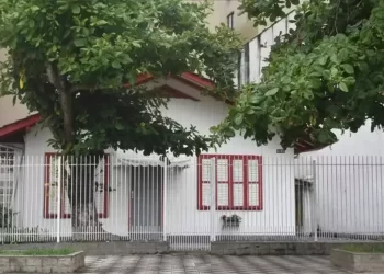 A última casinha de madeira da avenida Atlântica; foi bem aproveitada