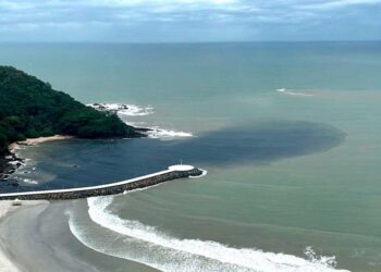 Moradores denunciam mancha escura saindo do Rio Marambaia em BC