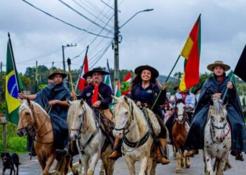 Cavalgada com a chama crioula oficializará a abertura do 4° Acampamento Farroupilha de Camboriú
