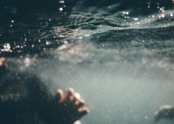 Irmãos de 8 e 5 anos morrem afogados após caírem em fossa