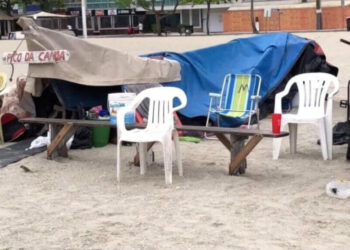 Praia Central de Balneário Camboriú vira casa de moradores de rua