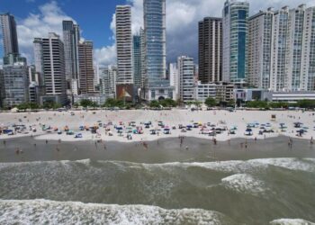 Feriado de 12 de outubro deve ser movimentado em Balneário Camboriú, com ocupação hoteleira próxima aos 80%