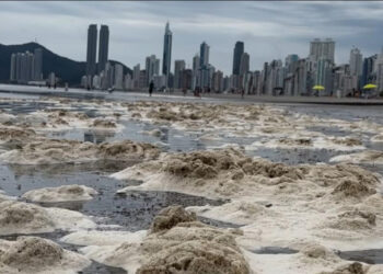 Praia central de Balneário Camboriú é coberta por espumas