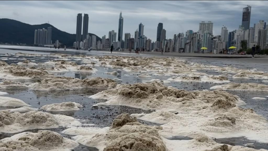 Praia é coberta por espumas