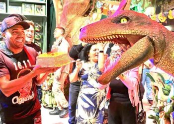Tirullipa escolhe o maior parque de dinossauros do Brasil para comemorar seu aniversário com a família