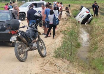 Motorista perde controle do carro e cai em vala no interior de Camboriú
