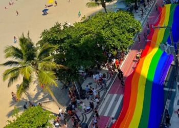 Parada da Diversidade marcou domingão em Balneário Camboriú