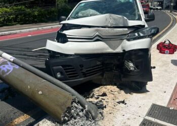 Motorista dorme ao volante e acerta poste em Balneário Camboriú