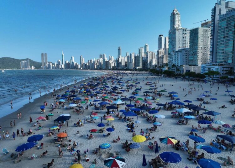 Regras para utilizar a Praia Central de Balneário Camboriú no Réveillon