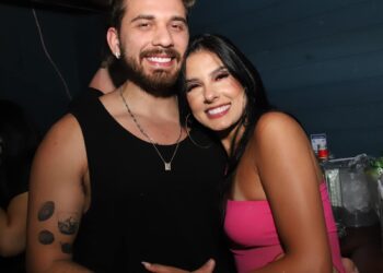 Ana Castela e Gustavo Mioto curtem noite na SHED Club, em Balneário Camboriú