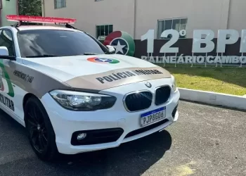 BMW vira viatura da PM em Balneário Camboriú; valor R$ 100 mil