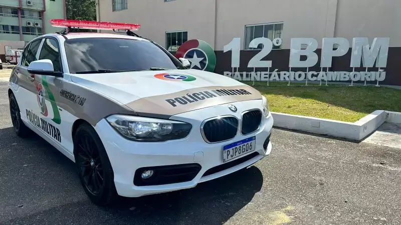 BMW vira viatura da PM