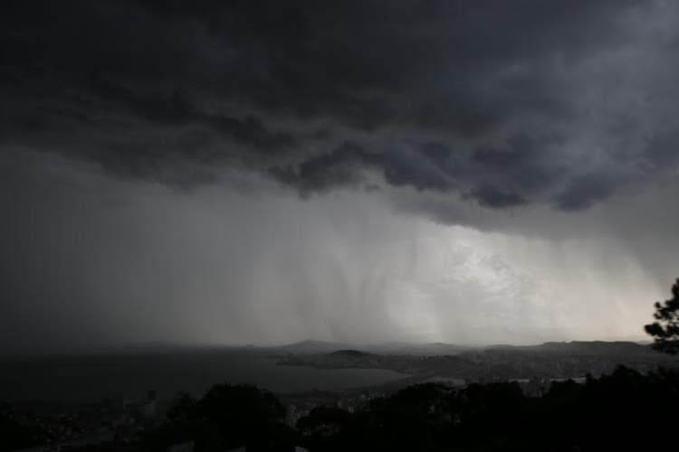 Temporais intensos e queda de temperaturas