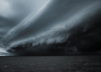 Frente fria e ciclone extratropical com possibilidade de temporais e rajadas de vento em partes de Santa Catarina