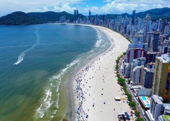 Praia Central de Balneário Camboriú com todos os pontos próprios para banho