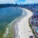 Praia Central de Balneário Camboriú com todos os pontos próprios para banho